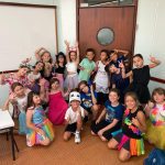 Turma fantasiada reunida para foto no Carnaval no Coração