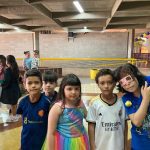 Alunos fantasiados reunidos no pátio durante o Carnaval no Coração