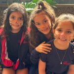 Três meninas com o rosto pintado de coelhinho na comemoração de Páscoa