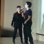 Alunos se apresentam no palco durante o Show de Talentos