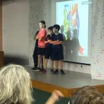 Alunos se apresentam no palco durante o Show de Talentos