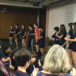 Alunos se apresentam no palco durante o Show de Talentos