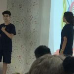 Alunos se apresentam no palco durante o Show de Talentos