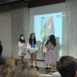 Alunos se apresentam no palco durante o Show de Talentos