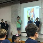 Alunos se apresentam no palco durante o Show de Talentos