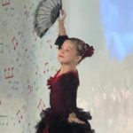 Aluna dança com leque e traje de flamenco no Show de Talentos