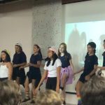Alunos se apresentam no palco durante o Show de Talentos
