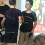 Alunos se apresentam no palco durante o Show de Talentos