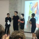 Alunos se apresentam no palco durante o Show de Talentos