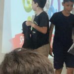 Alunos se apresentam no palco durante o Show de Talentos