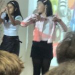 Alunos se apresentam no palco durante o Show de Talentos