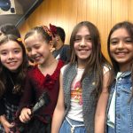 Alunos posam para foto durante o Show de Talentos