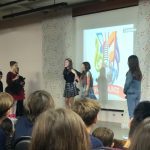 Alunos se apresentam no palco durante o Show de Talentos