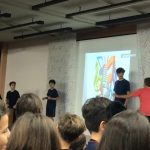 Plateia de alunos assiste às apresentações do Show de Talentos