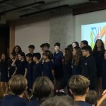 Plateia de alunos assiste às apresentações do Show de Talentos