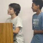 Alunos se apresentam no palco durante o Show de Talentos