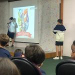 Alunos se apresentam no palco durante o Show de Talentos