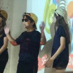 Alunos se apresentam no palco durante o Show de Talentos