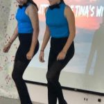 Alunos se apresentam no palco durante o Show de Talentos