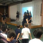 Plateia de alunos assiste às apresentações do Show de Talentos
