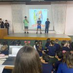 Plateia de alunos assiste às apresentações do Show de Talentos