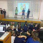 Plateia de alunos assiste às apresentações do Show de Talentos