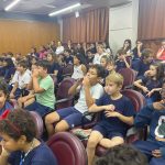 Plateia de alunos assiste às apresentações do Show de Talentos