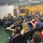 Plateia de alunos assiste às apresentações do Show de Talentos