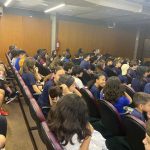 Plateia de alunos assiste às apresentações do Show de Talentos