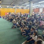 Plateia de alunos assiste às apresentações do Show de Talentos