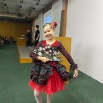 Aluna dança com traje de flamenco vermelho e preto no Show de Talentos