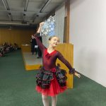 Aluna dança com traje de flamenco vermelho e preto no Show de Talentos