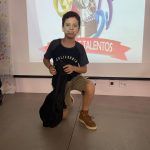 Alunos se apresentam no palco durante o Show de Talentos