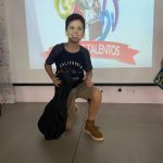 Alunos se apresentam no palco durante o Show de Talentos