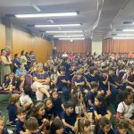 Plateia de alunos assiste às apresentações do Show de Talentos
