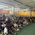 Plateia de alunos assiste às apresentações do Show de Talentos