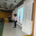 Alunos se apresentam no palco durante o Show de Talentos