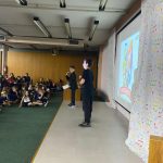 Alunos se apresentam no palco durante o Show de Talentos