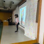 Alunos se apresentam no palco durante o Show de Talentos
