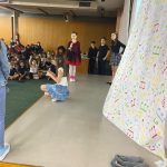 Alunos se apresentam no palco durante o Show de Talentos