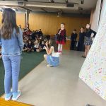 Alunos se apresentam no palco durante o Show de Talentos