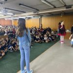 Plateia de alunos assiste às apresentações do Show de Talentos