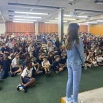 Alunos se apresentam no palco durante o Show de Talentos
