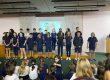 Alunos no palco do auditório durante o Show de Talentos
