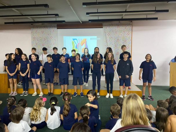 Alunos no palco do auditório durante o Show de Talentos