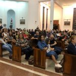 Santuário Santa Rita de Cássia com os bancos ocupados por famílias na celebração do Mês de Maria