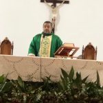 Celebração da missa do Mês de Maria no altar do Santuário Santa Rita de Cássia