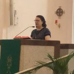 Leitura no ambão durante a celebração do Mês de Maria