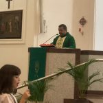 Momento da leitura no altar durante a celebração do Mês de Maria
