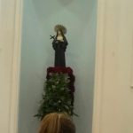 Imagem de Nossa Senhora adornada com flores no santuário